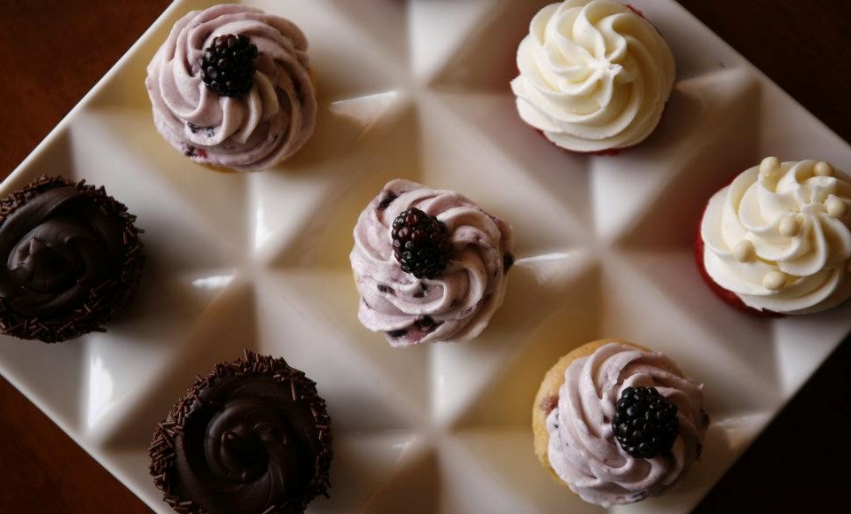 Mini cupcakes: chocolate, blackberry and red velvet